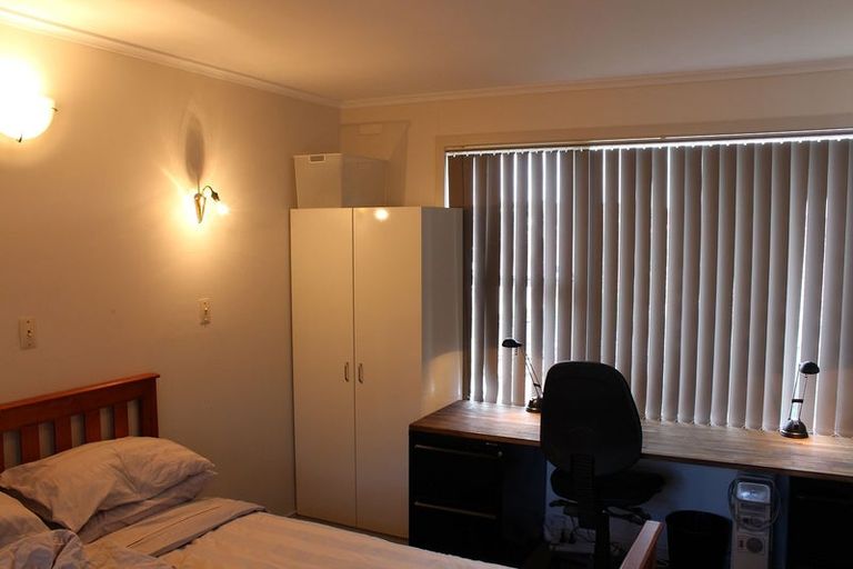 Photo of property in 3a Deuxberry Avenue, Northcote, Auckland, 0627