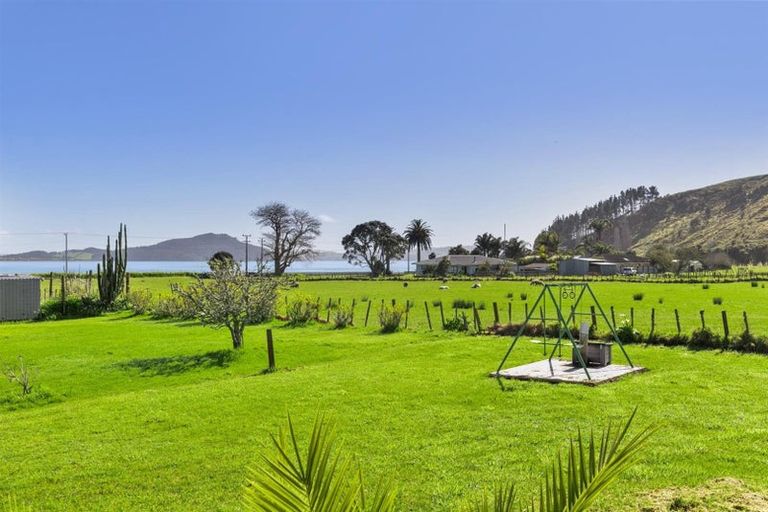 Photo of property in 14 Karaka Road, Kawakawa Bay, Papakura, 2585