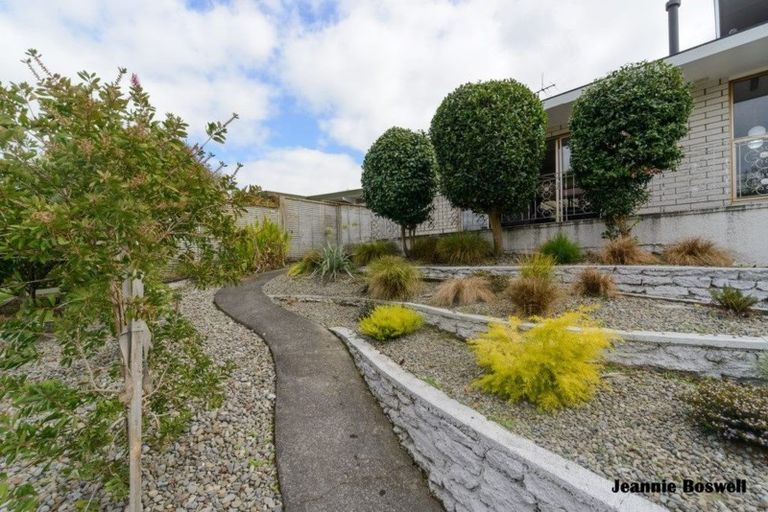 Photo of property in 14 Wikiriwhi Crescent, Awapuni, Palmerston North, 4412