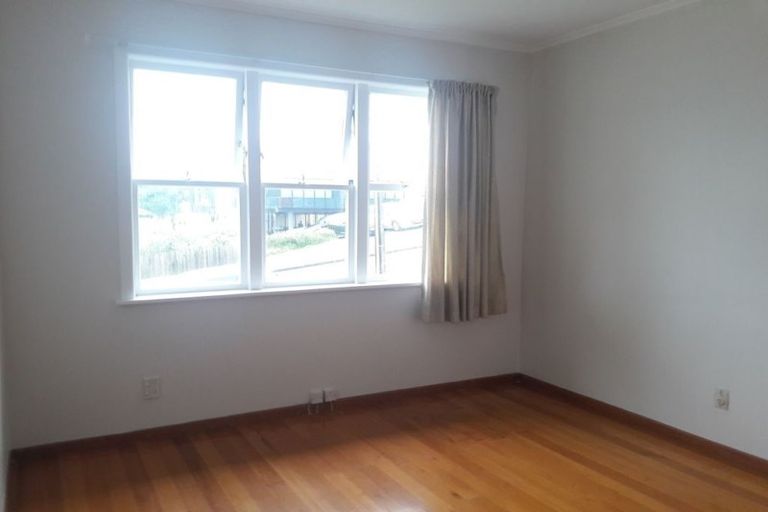 Photo of property in 1/6 Woodall Place, Totara Vale, Auckland, 0627