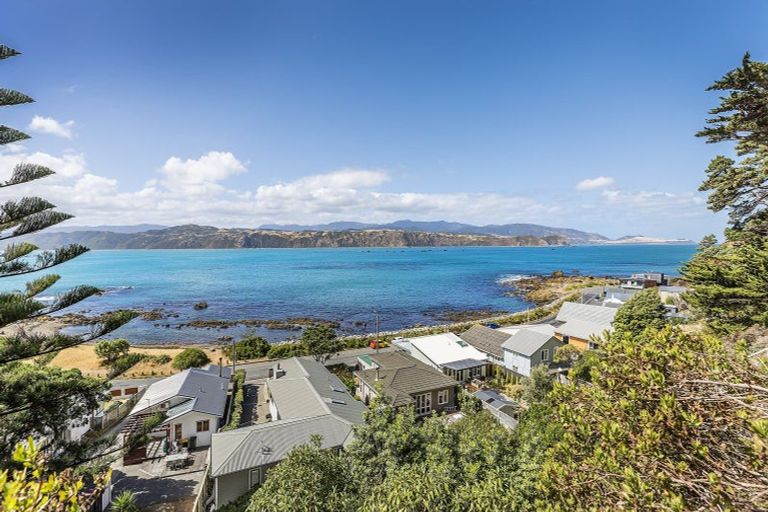 Photo of property in 160 Breaker Bay Road, Breaker Bay, Wellington, 6022