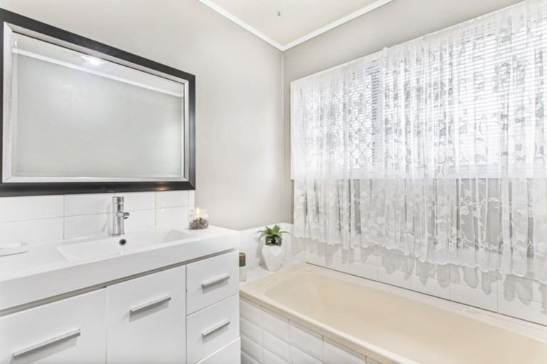 Photo of property in 23 Lane Road, Weymouth, Auckland, 2103