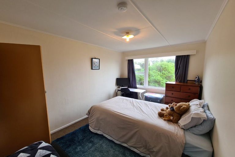 Photo of property in 2 Barclay Street, Newlands, Wellington, 6037