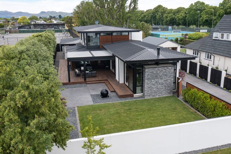 Photo of property in 49 Saint Andrews Square, Strowan, Christchurch, 8052