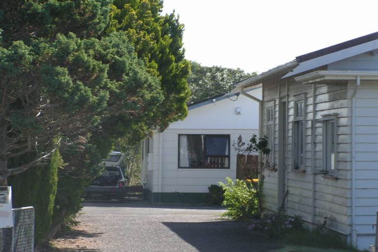 Photo of property in 2/16 Gladstone Road, Northcote, Auckland, 0627