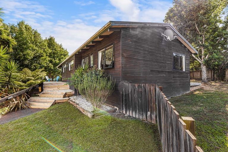 Photo of property in 10 Tokay Place, Huapai, Kumeu, 0810