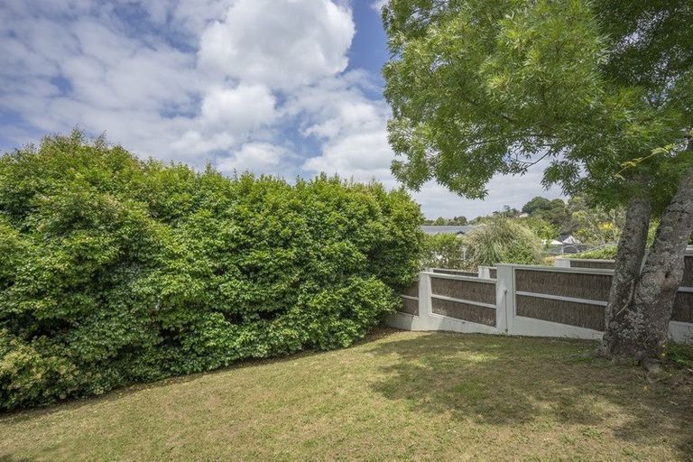 Photo of property in 5 Holyoake Place, Chatswood, Auckland, 0626