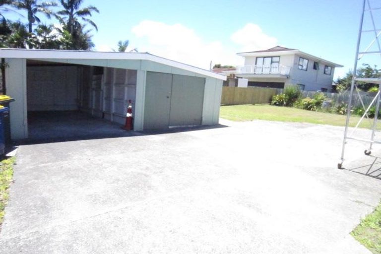 Photo of property in 206 Edmonton Road, Te Atatu South, Auckland, 0610