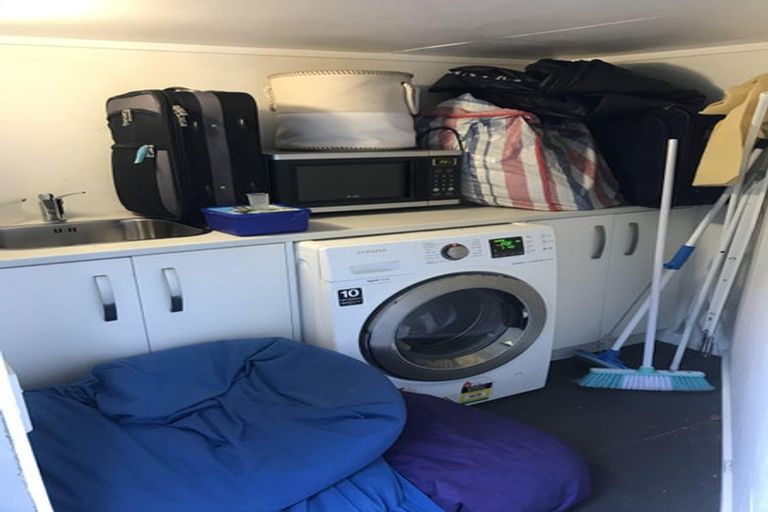 Photo of property in 92 Kelburn Parade, Kelburn, Wellington, 6012