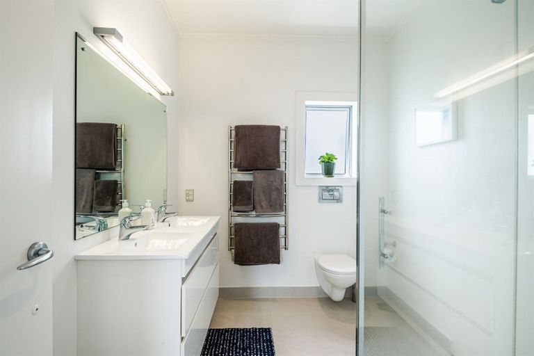 Photo of property in 5 Holiday Road, Milford, Auckland, 0620