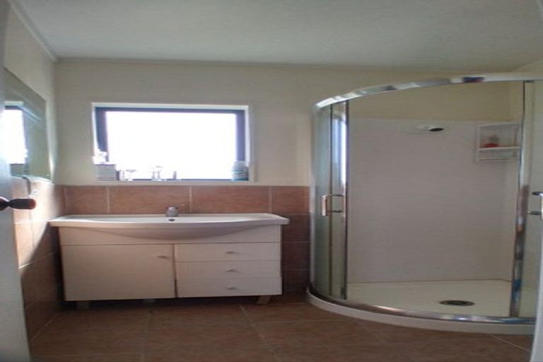 Photo of property in 78 Totaravale Drive, Totara Vale, Auckland, 0629