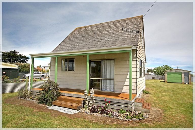 Photo of property in 16 Nuku Street, Tangimoana, 4822