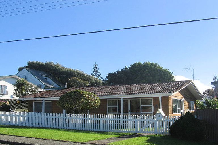 Photo of property in 25 Francis Road, Paraparaumu Beach, Paraparaumu, 5032
