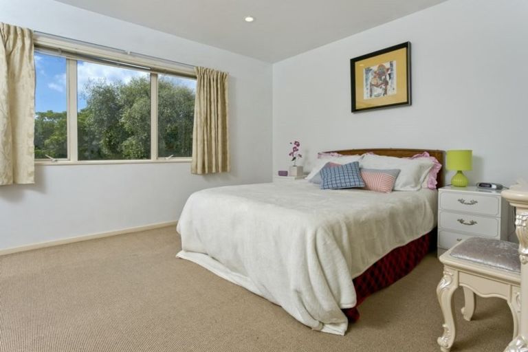 Photo of property in 3/31 Fields Parade, Oteha, Auckland, 0632