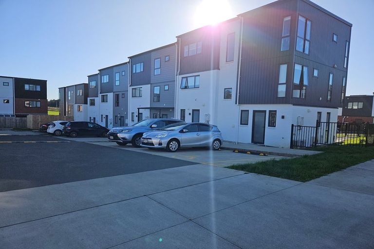 Photo of property in 17 Treeline Lane, Flat Bush, Auckland, 2019