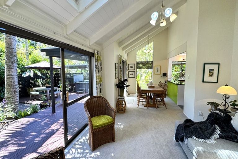 Photo of property in 11 Fitzpatrick Place, Chatswood, Auckland, 0626