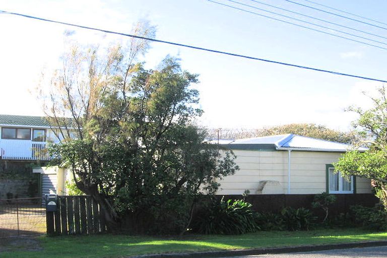 Photo of property in 21 Heperi Street, Waikanae Beach, Waikanae, 5036