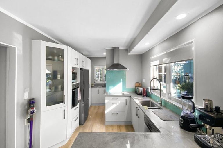 Photo of property in 28 Merriefield Avenue, Forrest Hill, Auckland, 0620