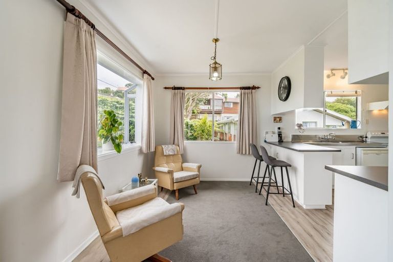 Photo of property in 6 Eastview Grove, Normandale, Lower Hutt, 5010