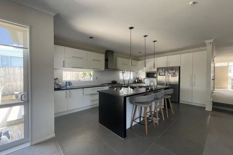 Photo of property in 30 Namsan Close, Fairview Heights, Auckland, 0632
