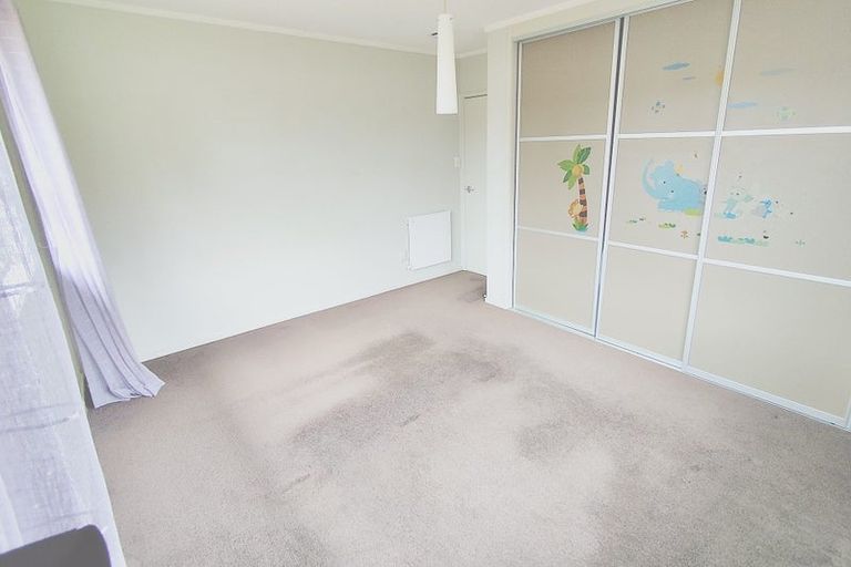 Photo of property in 29 Staincross Street, Green Bay, Auckland, 0604