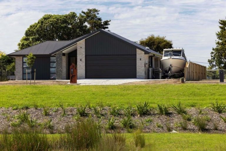 Photo of property in 27 Te Piriti Road, One Tree Point, 0118