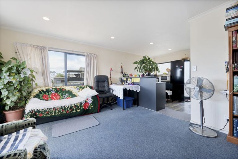 Photo of property in 41 St Leonards Road, Kelston, Auckland, 0602