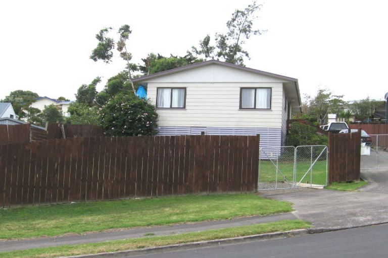 Photo of property in 6 Cyril Crescent, West Harbour, Auckland, 0618