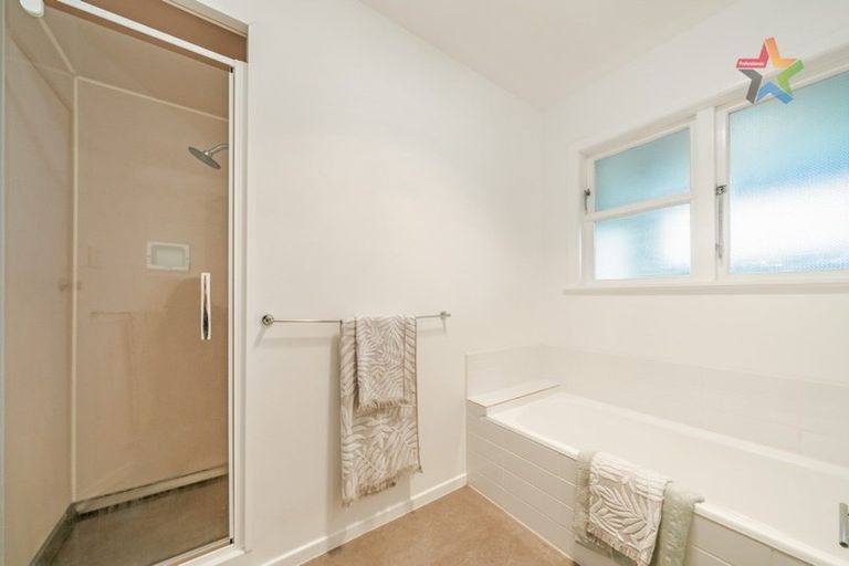 Photo of property in 102 Dowse Drive, Maungaraki, Lower Hutt, 5010