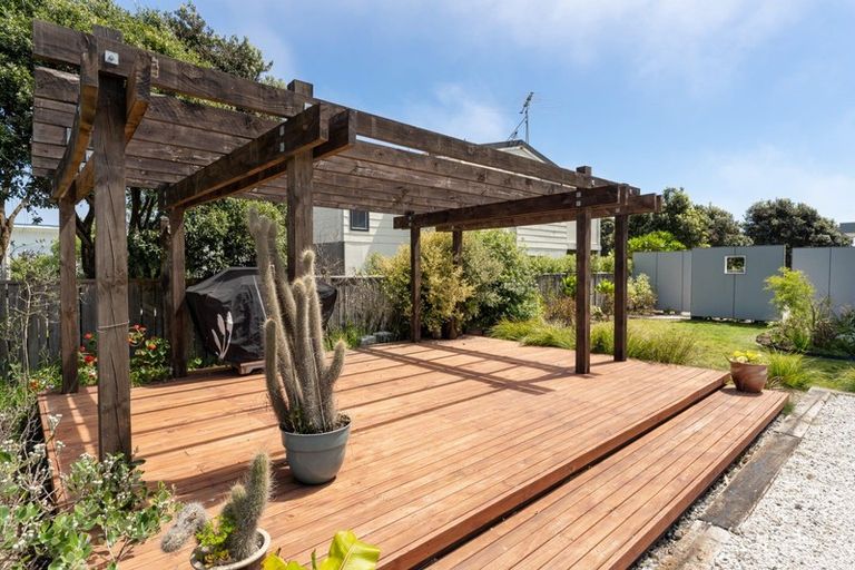 Photo of property in 106 Field Way, Waikanae Beach, Waikanae, 5036