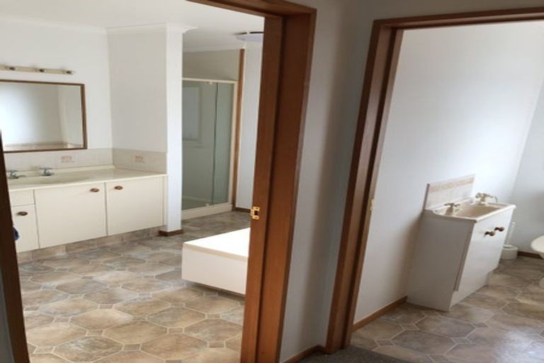 Photo of property in 18 Ruapehu Drive, Fitzherbert, Palmerston North, 4410