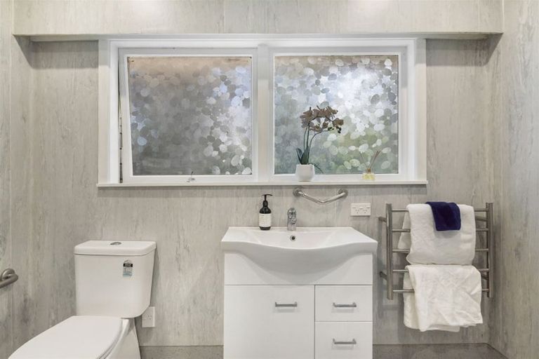 Photo of property in 115 Sunset Road, Totara Vale, Auckland, 0632