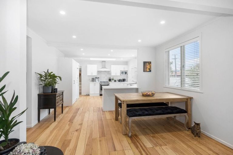 Photo of property in 24 Walmer Road, Point Chevalier, Auckland, 1022