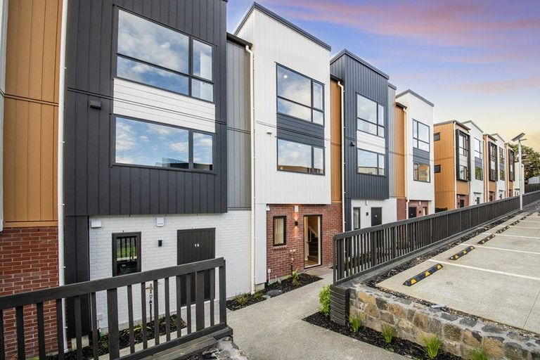 Photo of property in 17 Don Oliver Lane, Glen Eden, 0602