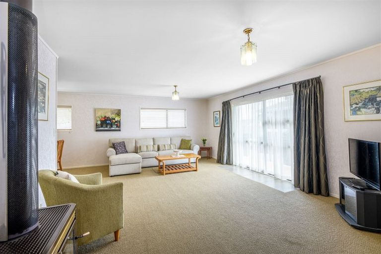 Photo of property in 1/246 Great North Road, Henderson, Auckland, 0612