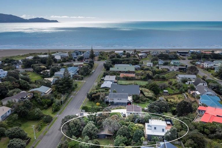 Photo of property in 17 Hughes Street, Waikanae Beach, Waikanae, 5036