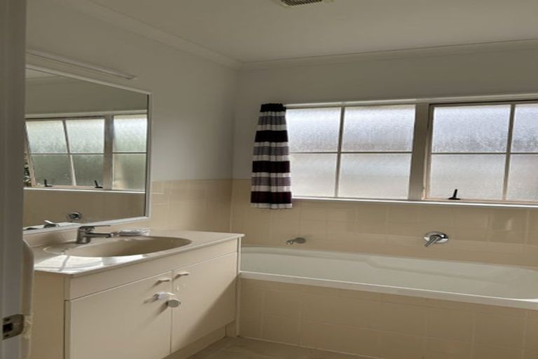 Photo of property in 12 Darimouth Place, Albany, Auckland, 0632