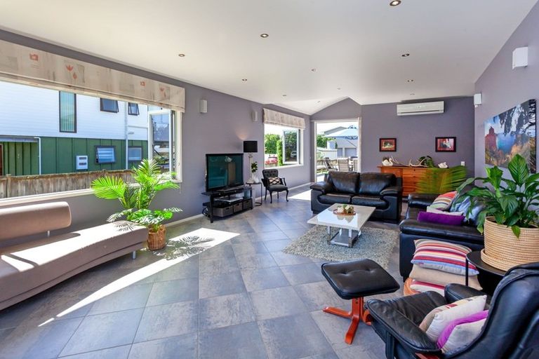 Photo of property in 17 Hahei Beach Road, Hahei, Whitianga, 3591