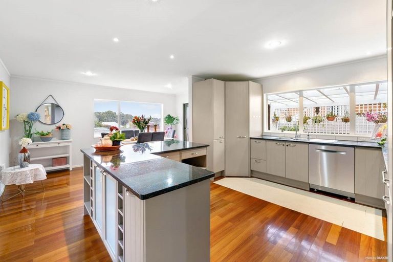 Photo of property in 14 Dalwhinnie Parade, Highland Park, Auckland, 2010