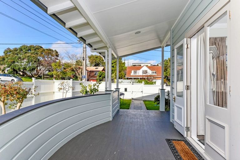 Photo of property in 1/2 Merwood Lane, Devonport, Auckland, 0624