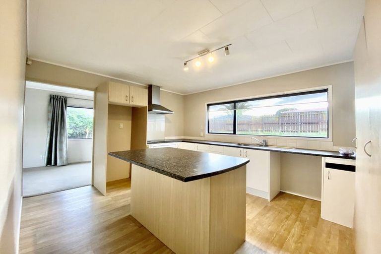 Photo of property in 12 Melia Grove, Goodwood Heights, Auckland, 2105