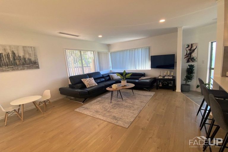 Photo of property in 30 Harbour Lights Close, West Harbour, Auckland, 0618