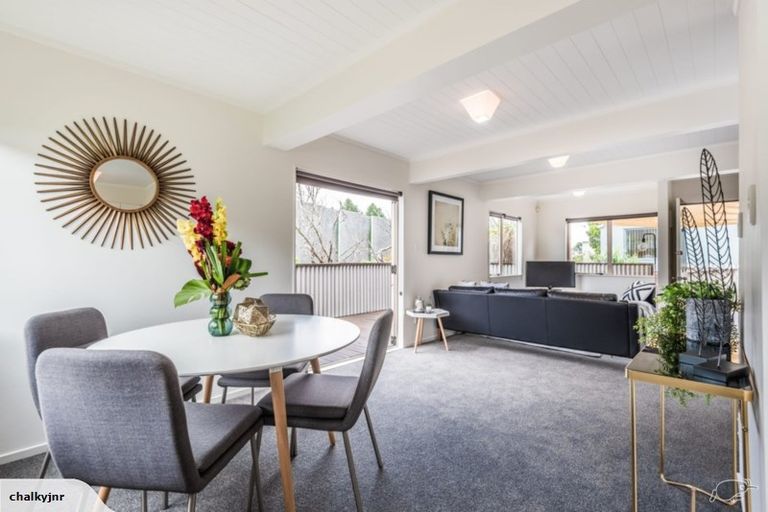 Photo of property in 1042a Great North Road, Point Chevalier, Auckland, 1022