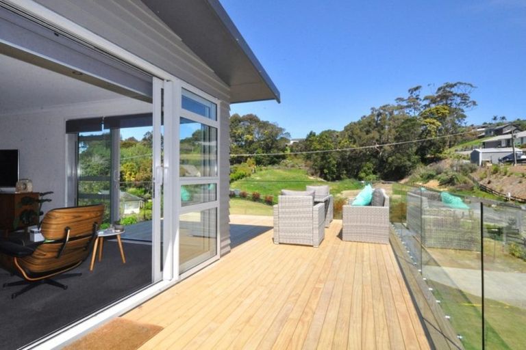 Photo of property in 5a Hobbs Road, Matakatia, Whangaparaoa, 0930