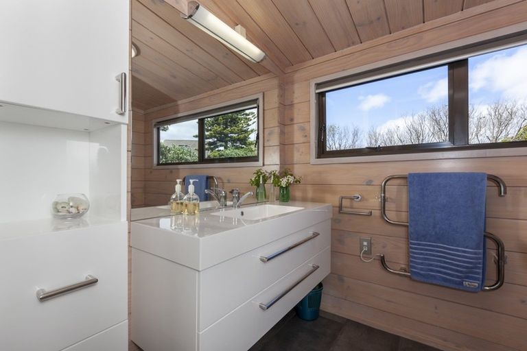 Photo of property in 5 Kohutuhutu Road, Raumati Beach, Paraparaumu, 5032