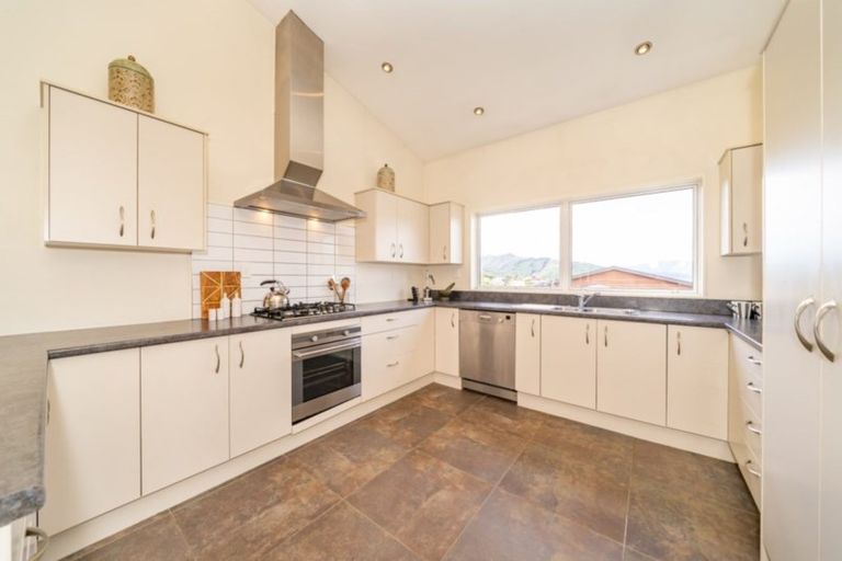 Photo of property in 16 James Nairn Grove, Riverstone Terraces, Upper Hutt, 5018