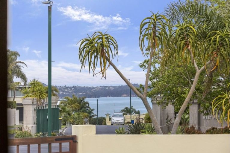 Photo of property in 13 Kahala Place, West Harbour, Auckland, 0618