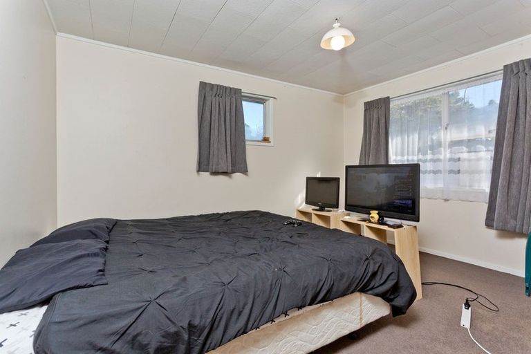 Photo of property in 64 Easton Park Parade, Glenfield, Auckland, 0629
