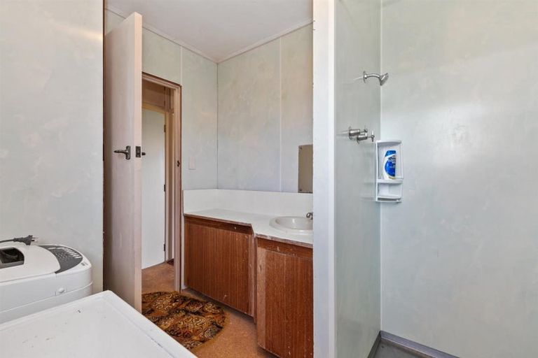 Photo of property in 14 Karaka Road, Kawakawa Bay, Papakura, 2585