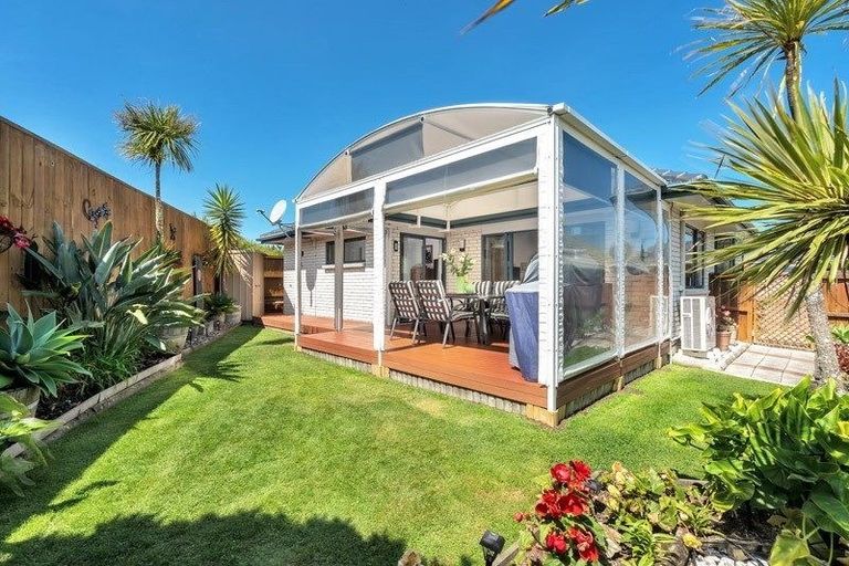 Photo of property in 98 Golfland Drive, Golflands, Auckland, 2013